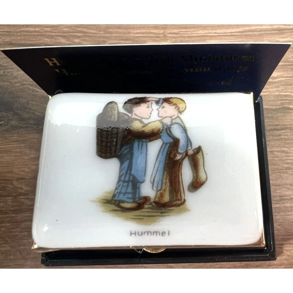 Vintage 1984 Hummel Trinket Pillbox Sewing Kit Glazed Porcelain Top 1”X1.5”X1”